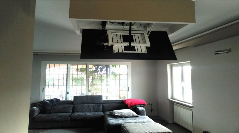 Supporto per TV da soffitto moderno - FLIP 100 - MAIOR - motorizzato a  soffitto / telecomandato / contract
